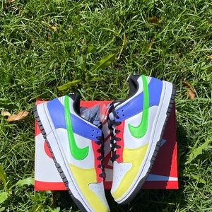 Nike dunk low green strike